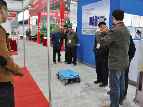 MK平台_MK（中国）一站式服务平台参加2015中国西部国际装备制造业博览会-技术人员向观众讲解MK平台_MK（中国）一站式服务平台-2.jpg